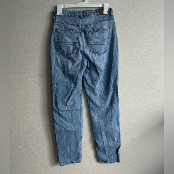 2L Mom Jean American Eagle Light Wash - Picture 2 of 4